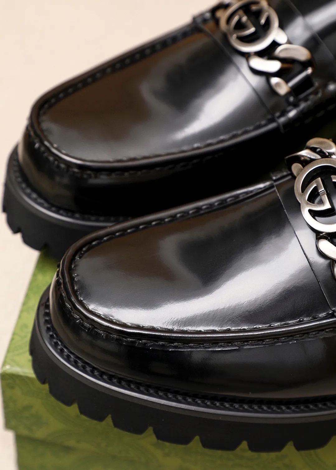 Men's shoes 💰460 💐 Product trademark: GUCCI "Gucci" casual leather shoes Regular size: 39-44 (38.45🉑️customized) Product materials: Selected imported first-layer open-edge beaded cowhide upper + luxury hardware buckle, imported water-dyed cowhide leather lining. Strong three-dimensional visual effect, foam outsole Color: 2⃣️colors available